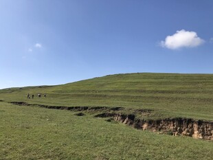 草原上的大地裂缝景观