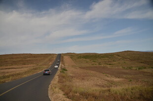 公路延伸至远方风景