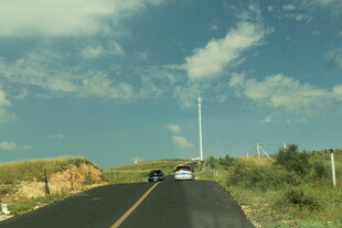 公路上行驶的车辆与美景