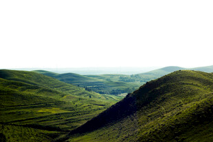 翠绿山峦远景风光