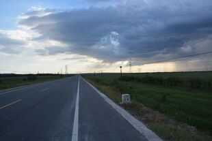 公路尽头的阴云天空