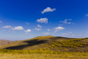 蓝天绿野山丘美景