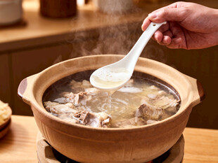 砂锅煲汤热气腾腾的美味