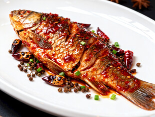 红烧鲤鱼摆盘中