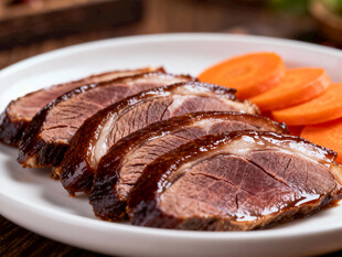 美味切片牛肉配胡萝卜