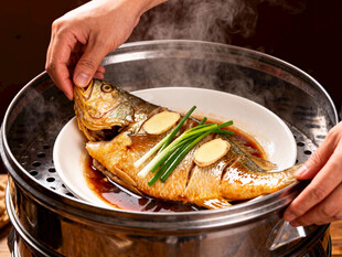 清蒸鱼出锅瞬间