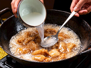 锅中烹饪美食的精彩瞬间