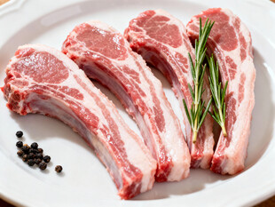 新鲜羊排摆盘点缀香草