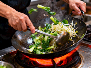 厨师旺火翻炒新鲜蔬菜