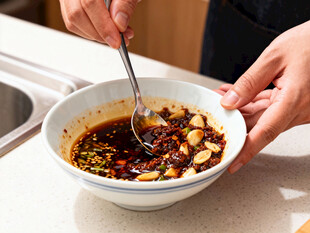 自制美味酱料调配瞬间