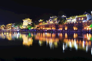 古镇夜景 水面倒映璀璨灯火