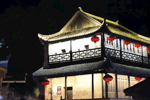 古楼夜景 红灯映照韵味浓
