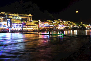 夜晚河畔璀璨灯火夜景
