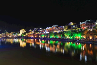 古镇夜景 水面倒映绚烂灯火