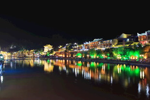 水乡夜景 璀璨灯火映湖面