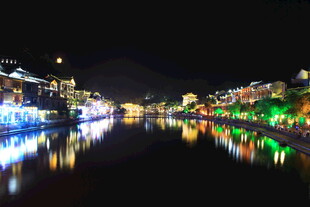 古镇河畔璀璨夜景