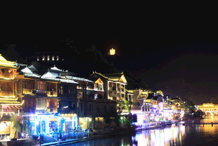 古镇夜景 璀璨灯火映月色
