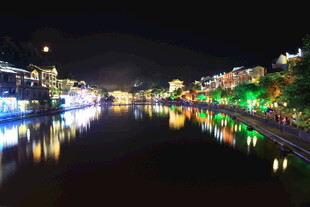 河畔夜景璀璨灯光倒影