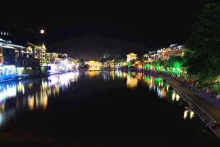 河畔夜景 灯光璀璨映水面