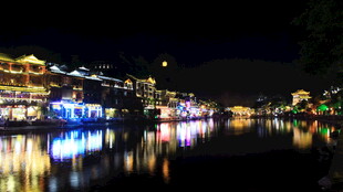 水乡夜景 璀璨灯火映河面