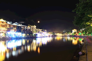 古镇夜景 河水倒映绚烂灯火