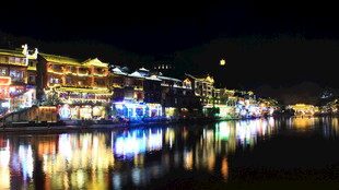 凤凰古城夜景璀璨倒影美