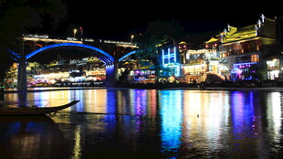 夜晚河畔绚丽灯光桥景
