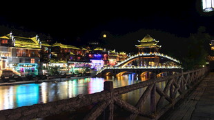 夜晚河畔古桥璀璨夜景