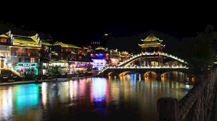 古镇夜景 璀璨灯火映河面