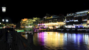 夜晚河畔璀璨灯光夜景