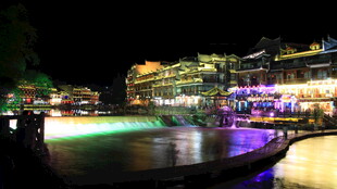 夜晚河畔绚丽灯光夜景