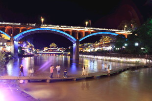 夜晚河畔的绚丽拱桥景观