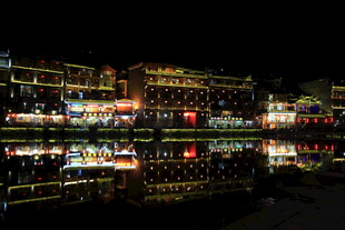 古镇夜景 璀璨灯光映水面