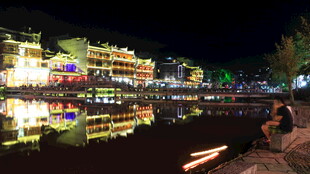 夜晚河畔绚丽灯光倒影