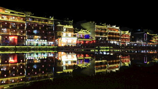凤凰古城夜景璀璨倒影美