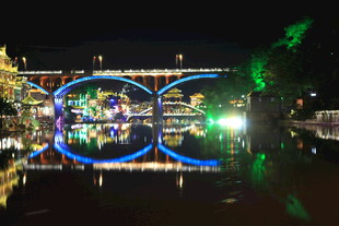 璀璨夜景中的绚丽桥梁