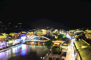 古镇璀璨夜景迷人
