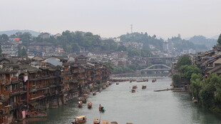 湘西河畔古朴吊脚楼景观