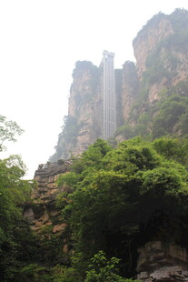 山间瀑布与葱郁植被景观