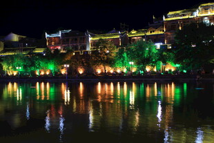 凤凰古城夜景璀璨倒影美