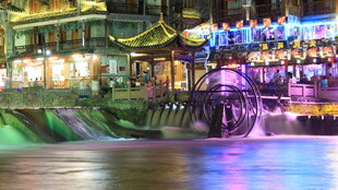 江南水乡夜景璀璨如画