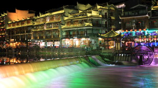 夜晚河畔璀璨灯光古建景观