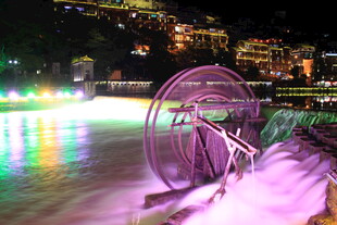 夜晚炫彩水车景观