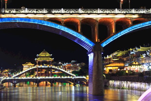 城市桥梁夜景与古典建筑