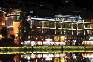 古镇夜景 璀璨灯火映河面