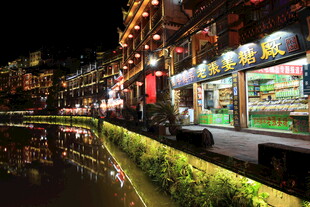 夜晚河畔繁华商业街景