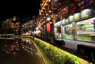 夜间河畔繁华商业街景