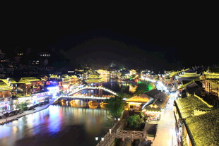 古镇夜景 璀璨灯火映河流