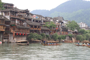湘西凤凰古城河畔风光