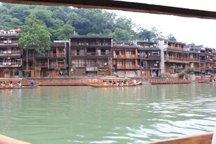 湘西河畔古朴吊脚楼景观